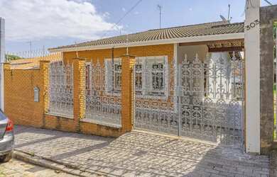 Imagem: A casa possui 3 Dormitórios, 3 Banheiros, 3 Vagas na garagem