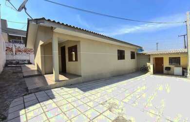 Imagem: A casa possui 3 Dormitórios, 1 Banheiro, 1 Vaga na garagem