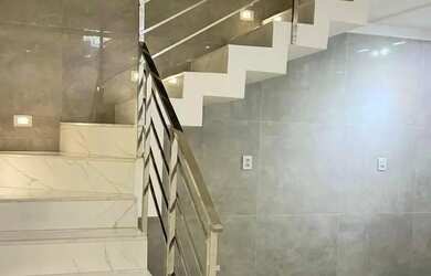 Imagem: A casa possui 3 Dormitórios, 2 Banheiros, 2 Vagas na garagem