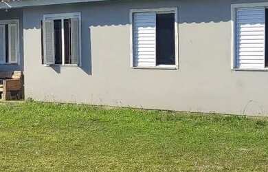 Imagem: A casa possui 2 Dormitórios, Acomodam 6 pessoas e 4 Vagas na