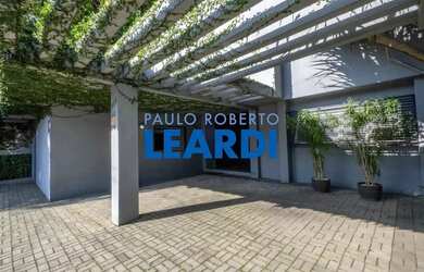 Imagem: O depósito possui 5 Vagas na garagem, 475m² de Área e está