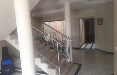 Imagem: A casa possui 3 Dormitórios, 4 Banheiros, 4 Vagas na garagem