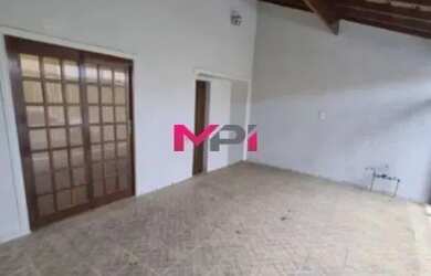 Imagem: A casa possui 3 Dormitórios, 1 Banheiro, 2 Vagas na garagem