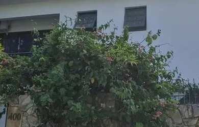 Imagem: A casa possui 4 Dormitórios, 5 Banheiros, 4 Vagas na garagem