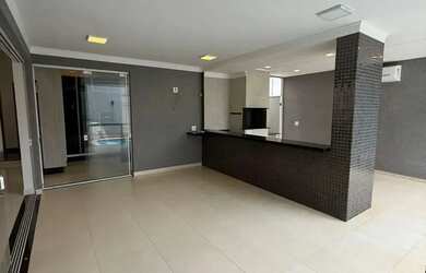 Imagem: A casa possui 4 Dormitórios, 5 Banheiros, 4 Vagas na garagem