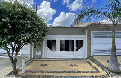 Imagem: A casa possui 2 Dormitórios, 3 Banheiros e está localizado