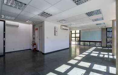 Imagem: O depósito possui 3 Vagas na garagem, 400m² de Área e está