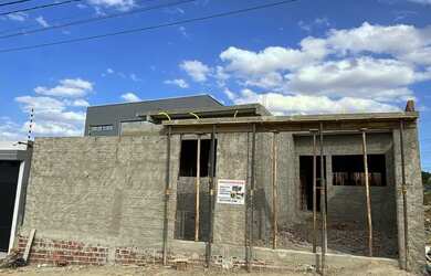 Imagem: A casa possui 3 Dormitórios, 2 Banheiros, 1 Vaga na garagem