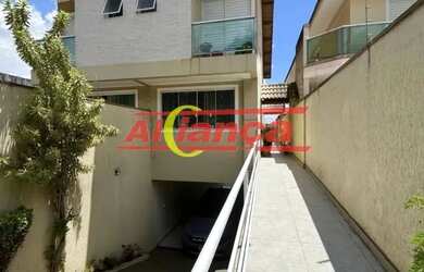 Imagem: A casa possui 3 Dormitórios, 4 Banheiros, 5 Vagas na garagem