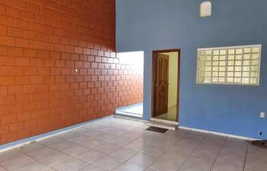 Imagem: A casa possui 2 Dormitórios, 1 Banheiro, 2 Vagas na garagem