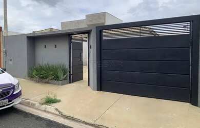 Imagem: A casa possui 2 Dormitórios, 1 Banheiro, 1 Vaga na garagem