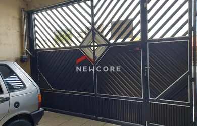 Imagem: A casa possui 4 Dormitórios, 2 Banheiros, 3 Vagas na garagem