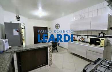 Imagem: A casa possui 3 Dormitórios, 1 Banheiro, 1 Vaga na garagem