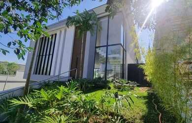 Imagem: A casa em condomínio possui 4 Dormitórios, 5 Banheiros, 5