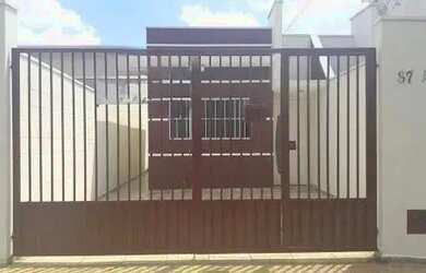 Imagem: A casa possui 3 Dormitórios, 1 Banheiro, 2 Vagas na garagem