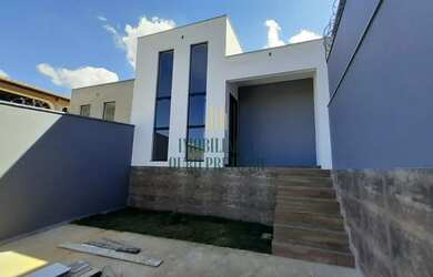 Imagem: A casa possui 3 Dormitórios, 1 Banheiro, 4 Vagas na garagem