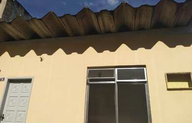 Imagem: A casa possui 1 Dormitório, 1 Banheiro, 1 Vaga na garagem e