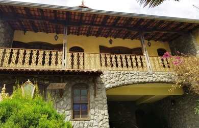 Imagem: A casa possui 5 Dormitórios, 3 Banheiros, 3 Vagas na garagem