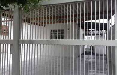 Imagem: A casa possui 2 Dormitórios, 2 Banheiros, 2 Vagas na garagem