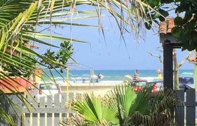 Imagem: A casa possui 3 Dormitórios, Acomodam 14 pessoas, 5 Vagas na