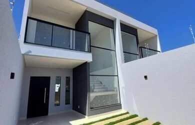 Imagem: A casa possui 3 Dormitórios, 2 Banheiros, 2 Vagas na garagem