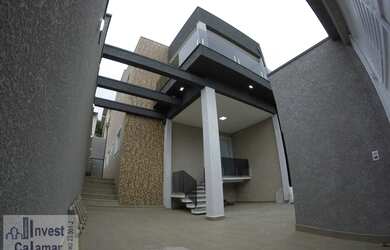 Imagem: A casa possui 3 Dormitórios, 3 Banheiros, 2 Vagas na garagem