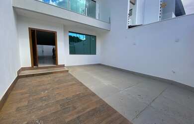 Imagem: A casa possui 3 Dormitórios, 4 Banheiros, 2 Vagas na garagem