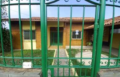 Imagem: A casa possui 4 Dormitórios, 1 Banheiro, 2 Vagas na garagem