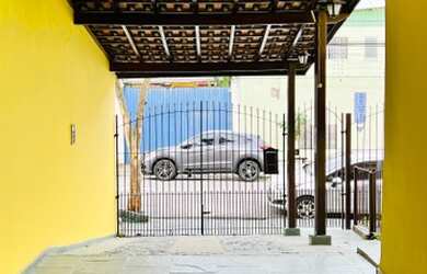 Imagem: A casa possui 3 Dormitórios, 3 Banheiros, 2 Vagas na garagem