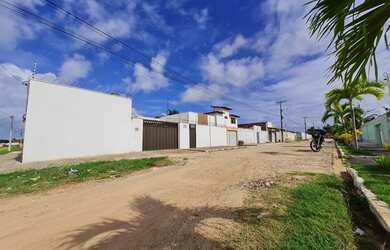 Imagem: A casa possui 4 Dormitórios, 2 Banheiros, 4 Vagas na garagem