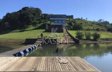Imagem: A casa possui 3 Dormitórios, 5 Banheiros, 5 Vagas na garagem