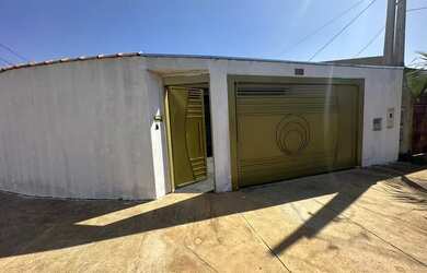 Imagem: A casa para alugar possui 2 Dormitórios, 1 Banheiro, 2 Vagas