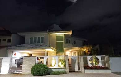 Imagem: A casa possui 4 Dormitórios, 2 Banheiros, 2 Vagas na garagem