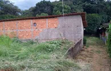 Imagem: A casa possui 3 Dormitórios, 2 Banheiros, 5 Vagas na garagem