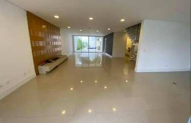 Imagem: A casa possui 4 Dormitórios, 5 Banheiros, 4 Vagas na garagem