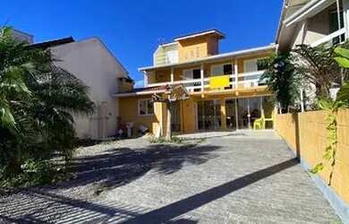 Imagem: A casa possui 4 Dormitórios, 2 Banheiros, 3 Vagas na garagem