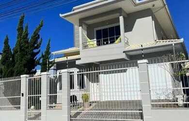 Imagem: A casa possui 3 Dormitórios, 2 Banheiros, 2 Vagas na garagem