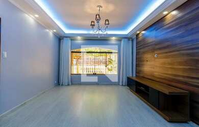 Imagem: A casa possui 4 Dormitórios, 2 Banheiros, 3 Vagas na garagem