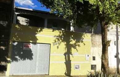 Imagem: A casa possui 3 Dormitórios, 1 Banheiro, 3 Vagas na garagem