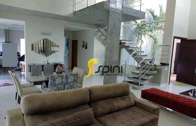 Imagem: A casa possui 4 Dormitórios, 5 Banheiros, 4 Vagas na garagem