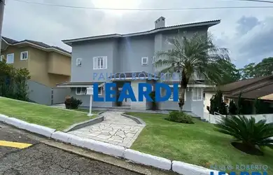 Imagem: A casa em condomínio possui 4 Dormitórios, 5 Banheiros, 4