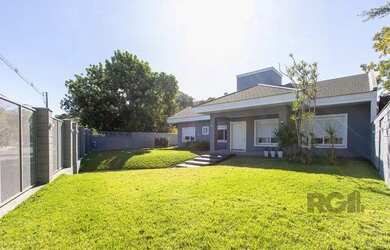 Imagem: A casa possui 4 Dormitórios, 4 Banheiros, 3 Vagas na garagem