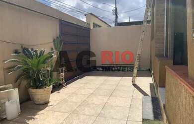 Imagem: A casa possui 3 Dormitórios, 1 Banheiro, 1 Vaga na garagem