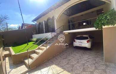 Imagem: A casa possui 3 Dormitórios, 2 Banheiros, 4 Vagas na garagem