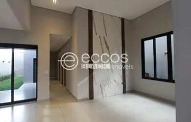 Imagem: A casa possui 3 Dormitórios, 2 Banheiros, 3 Vagas na garagem