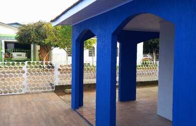 Imagem: A casa possui 3 Dormitórios, 1 Banheiro, 1 Vaga na garagem