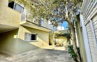 Imagem: A casa possui 4 Dormitórios, 5 Banheiros, 4 Vagas na garagem