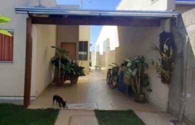 Imagem: A casa possui 3 Dormitórios, 1 Banheiro, 2 Vagas na garagem