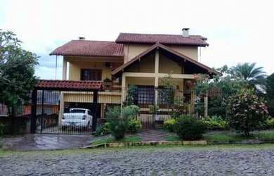 Imagem: A casa possui 3 Dormitórios, 1 Banheiro, 2 Vagas na garagem