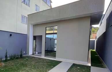 Imagem: A casa possui 3 Dormitórios, 2 Banheiros, 2 Vagas na garagem